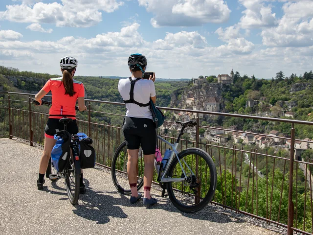 Cyclistes profitant du point de vue sur Rocamadour