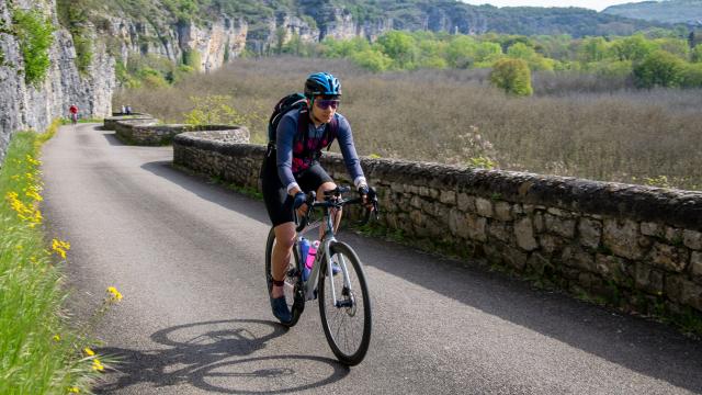 Cyclistes sur la véloroute V87 dans la côte de Gluges à Creys