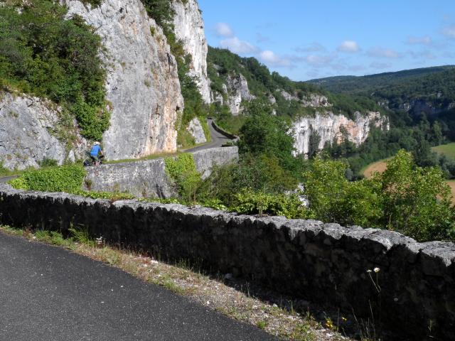 A Velo Sur La Corniche Entre Bouzies Et Saint Cirq Lapopie Lot Tourisme G. Raskin 20130630 102030