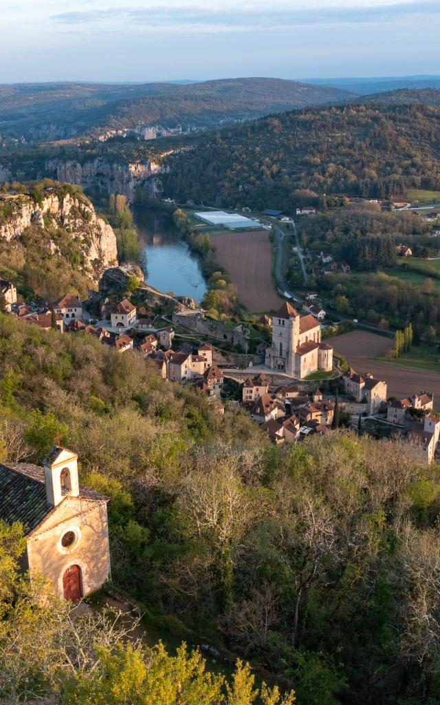 La chapelle Sainte-Croix dominant le village de Saint-Cirq-Lapop