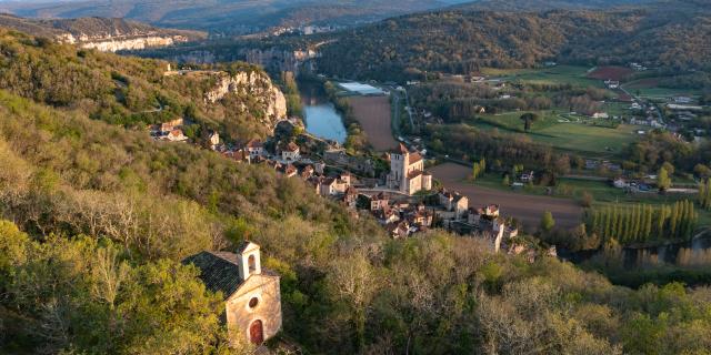 La chapelle Sainte-Croix dominant le village de Saint-Cirq-Lapop