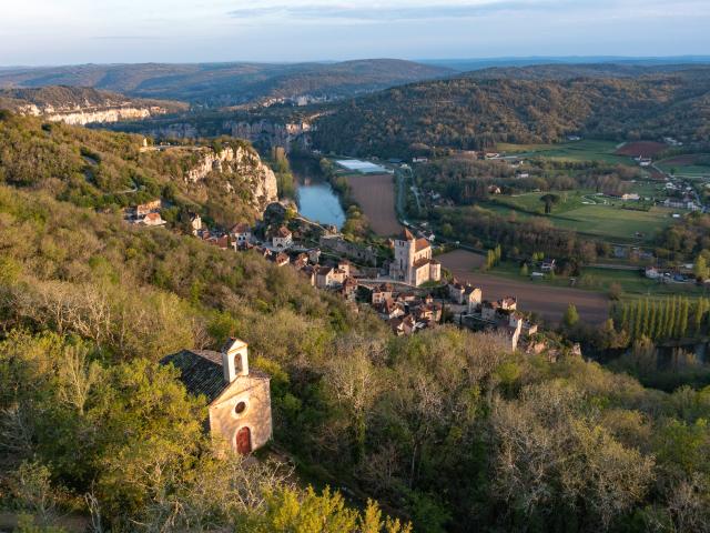 La chapelle Sainte-Croix dominant le village de Saint-Cirq-Lapop