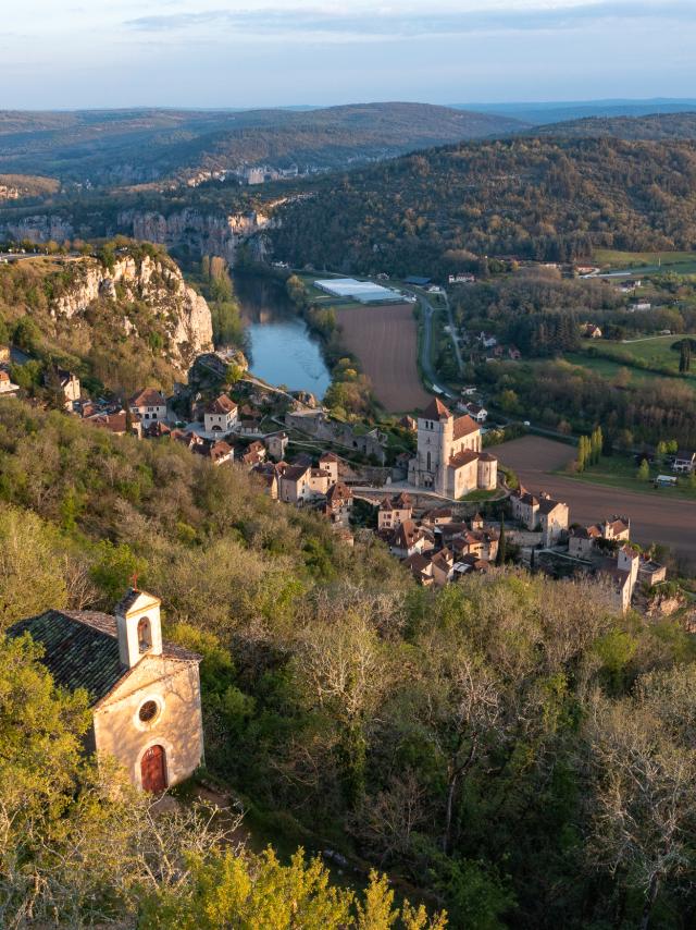 La chapelle Sainte-Croix dominant le village de Saint-Cirq-Lapop