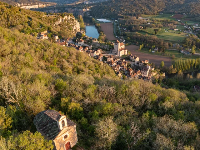 La chapelle Sainte-Croix dominant le village de Saint-Cirq-Lapop