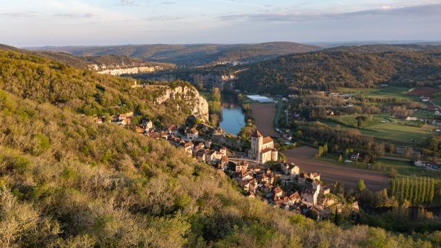 Soleil levant sur Saint-Cirq-Lapopie au printemps