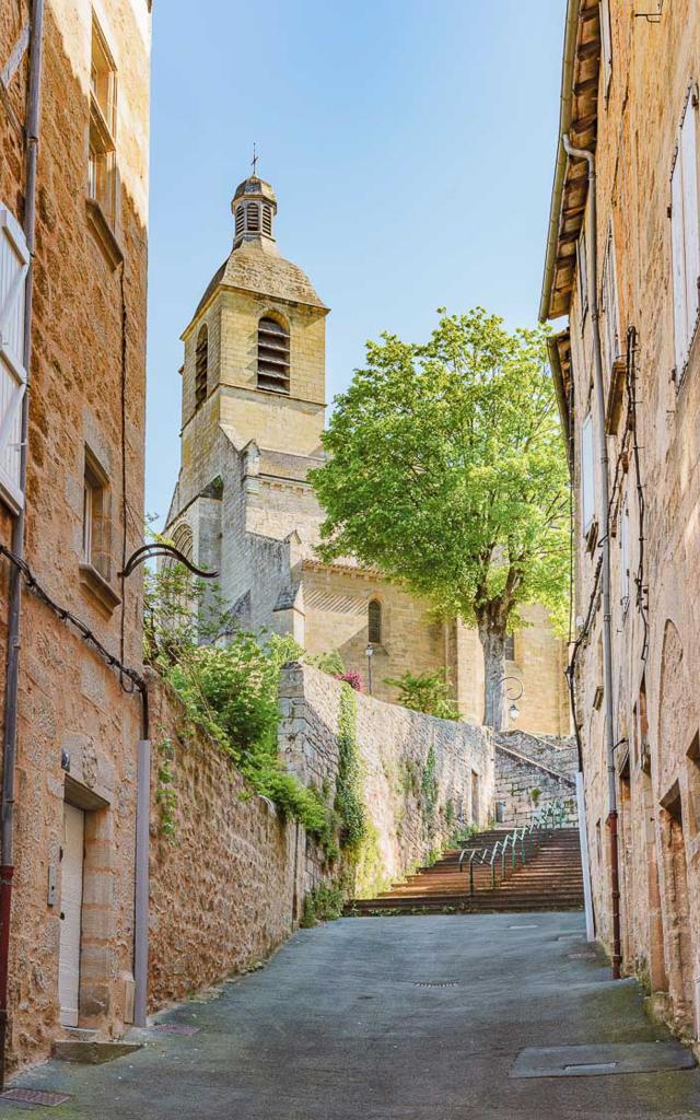 Rue Boutaric en direction de l'Eglise Notre Dame du Puy