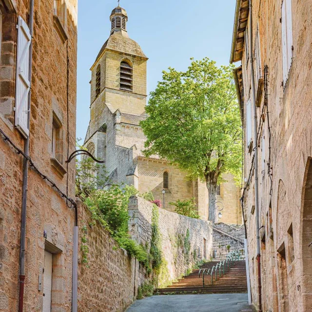 Rue Boutaric en direction de l'Eglise Notre Dame du Puy