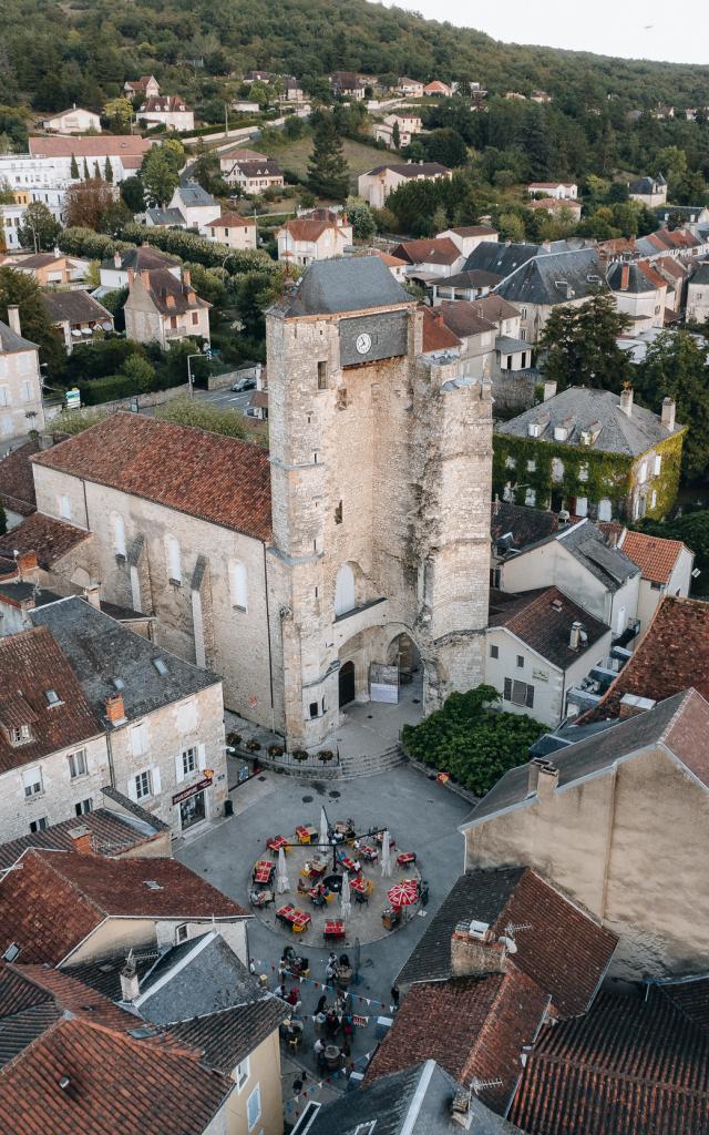 Vue aérienne Beffroi et place St Martin à Souillac