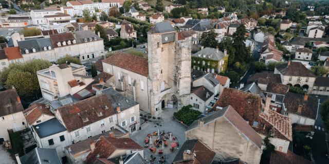 Vue aérienne Beffroi et place St Martin à Souillac