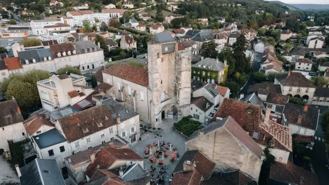 Vue aérienne Beffroi et place St Martin à Souillac