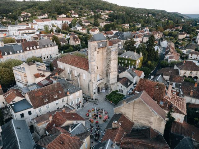 Vue aérienne Beffroi et place St Martin à Souillac