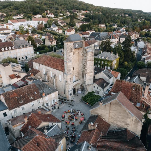 Vue aérienne Beffroi et place St Martin à Souillac