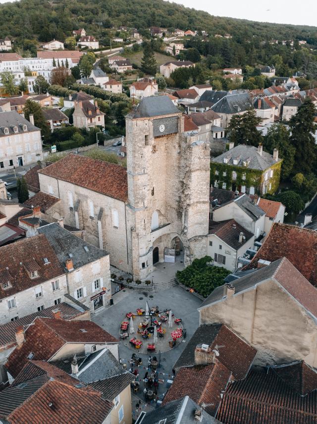 Vue aérienne Beffroi et place St Martin à Souillac