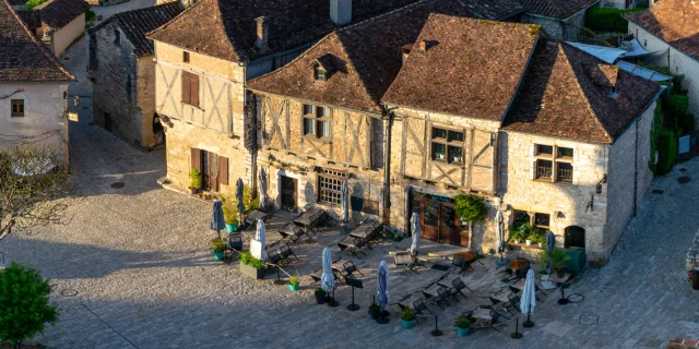 Vue plongeante sur les maisons de Saint-Cirq-Lapopie