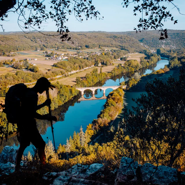 BOUCLE ITINÉRANTE – PANORAMA SUR SAINT CIRQ LAPOPIE ET LE GÉOPARC DES CAUSSES DU QUERCY