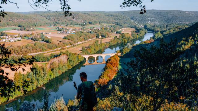 BOUCLE ITINÉRANTE – PANORAMA SUR SAINT CIRQ LAPOPIE ET LE GÉOPARC DES CAUSSES DU QUERCY