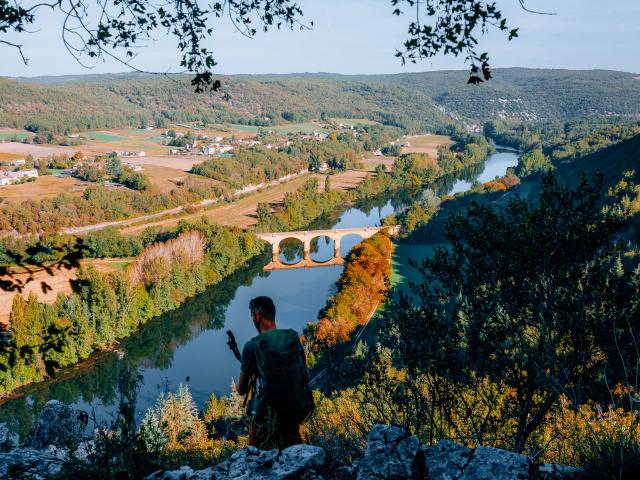 BOUCLE ITINÉRANTE – PANORAMA SUR SAINT CIRQ LAPOPIE ET LE GÉOPARC DES CAUSSES DU QUERCY