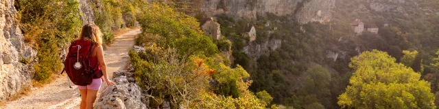 Randonnée sur le GR651 - Sous la falaise à Sauliac-sur-Célé