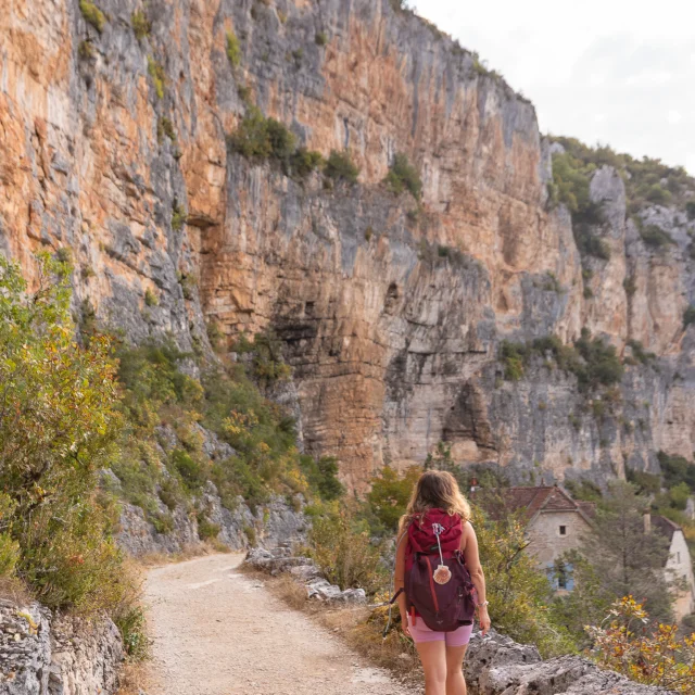 Randonnée sur le GR651 - Sous la falaise à Sauliac-sur-Célé