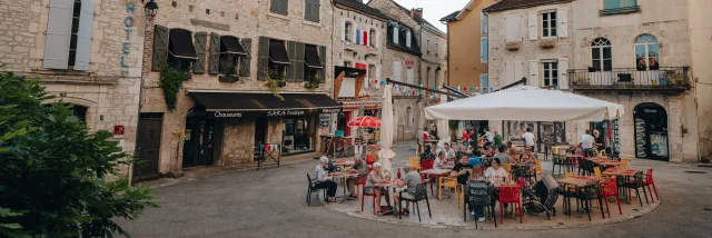 En terrasse place St Martin à Souillac