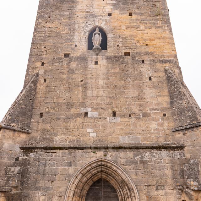 Randonnée sur le GR6 à l'église fortifiée de Rudelle