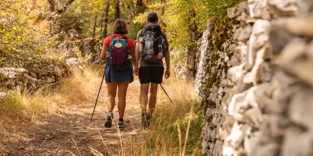 Randonnée sur le GR6 entre les murets