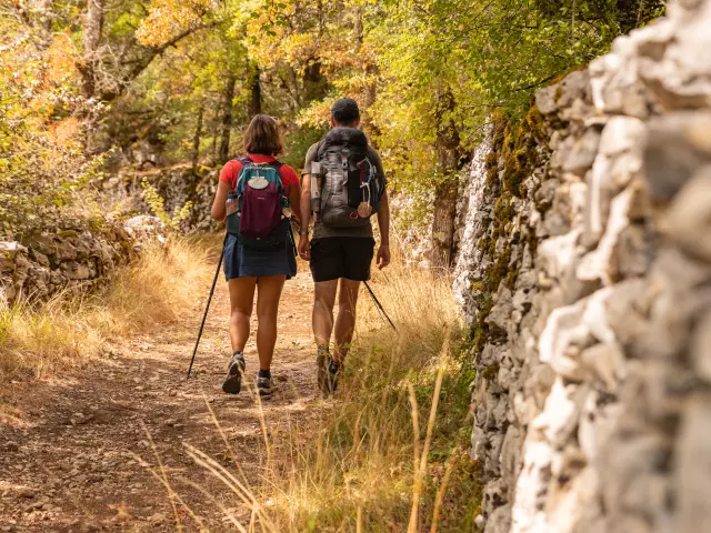 Randonnée sur le GR6 entre les murets