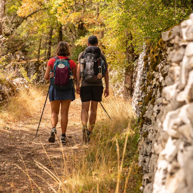 Randonnée sur le GR6 entre les murets