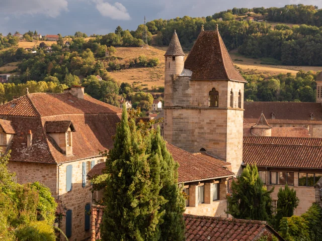 Randonnée sur le GR6 - vue sur Figeac depuis le parvis de l'ég