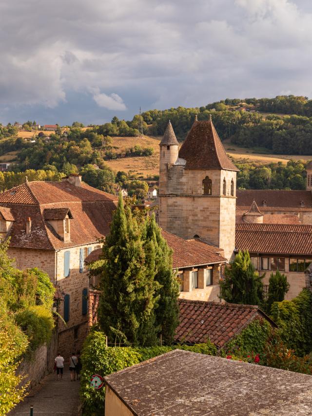 Randonnée sur le GR6 - vue sur Figeac depuis le parvis de l'ég