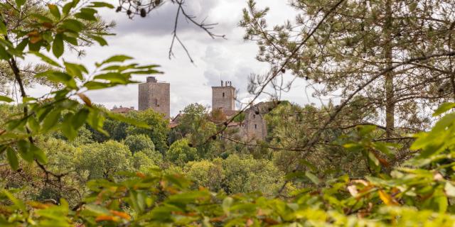 Randonnée sur le GR6, vue sur les tours de Cardaillac