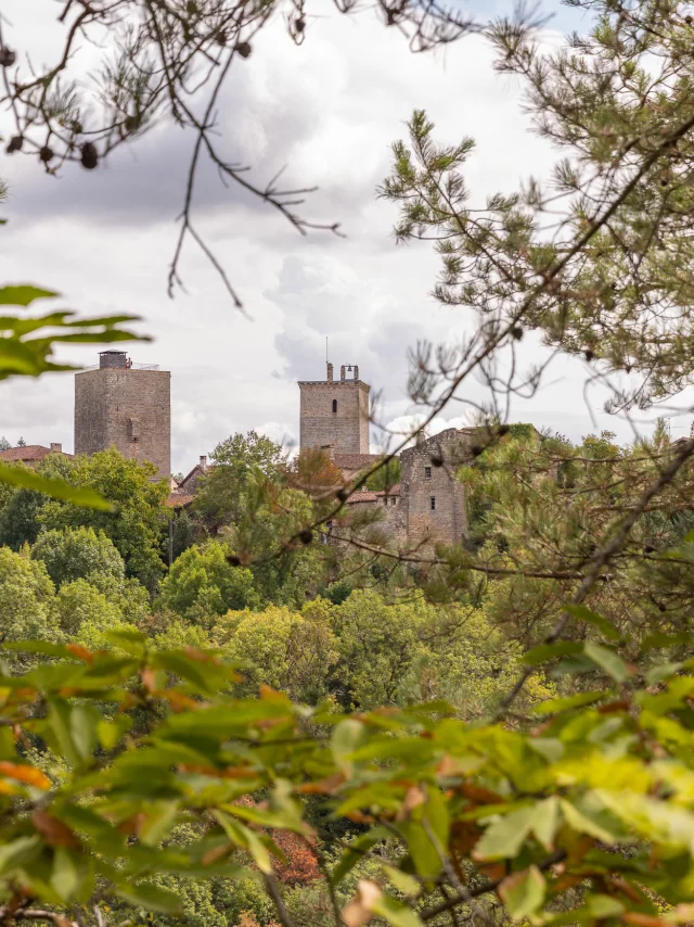 Randonnée sur le GR6, vue sur les tours de Cardaillac