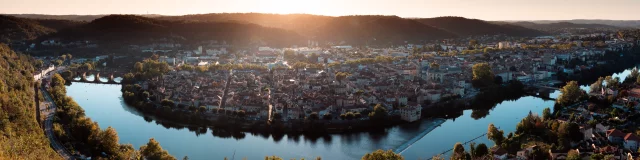 Panorama sur Cahors au Soleil couchant d'automne