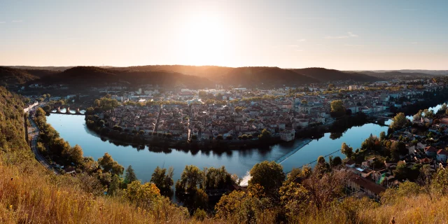 Panorama sur Cahors au Soleil couchant d'automne