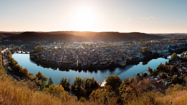 Panorama sur Cahors au Soleil couchant d'automne