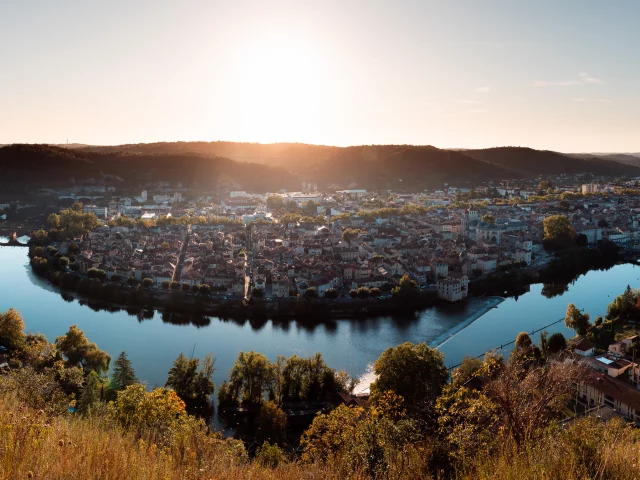 Panorama sur Cahors au Soleil couchant d'automne