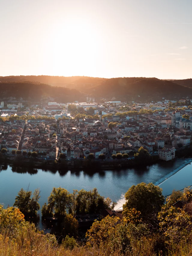 Panorama sur Cahors au Soleil couchant d'automne