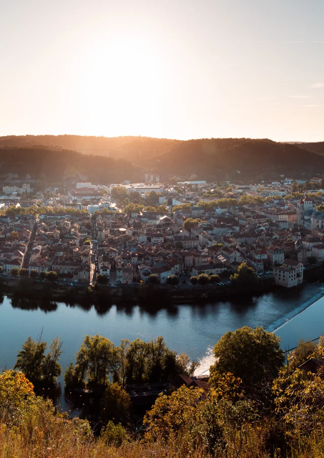 Panorama sur Cahors au Soleil couchant d'automne