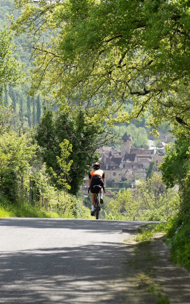 A vélo dans le Lot, arrivée à Autoire