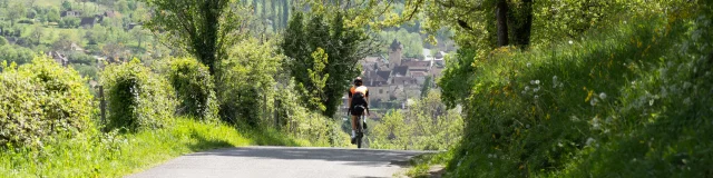 A vélo dans le Lot, arrivée à Autoire