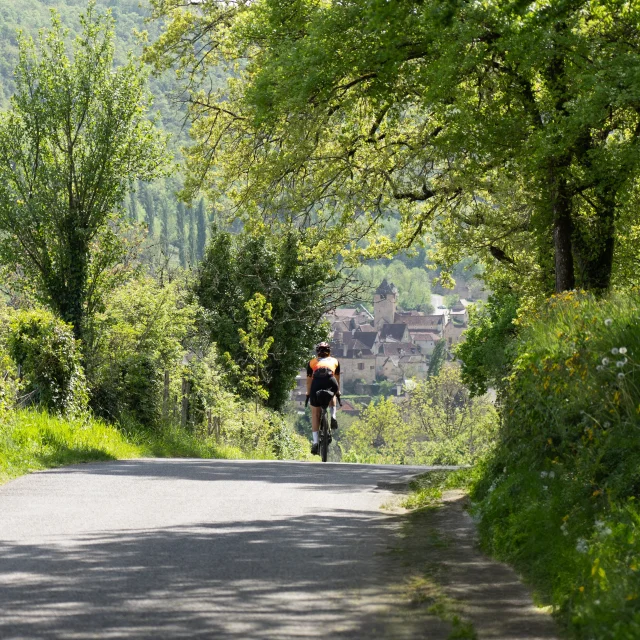 A vélo dans le Lot, arrivée à Autoire