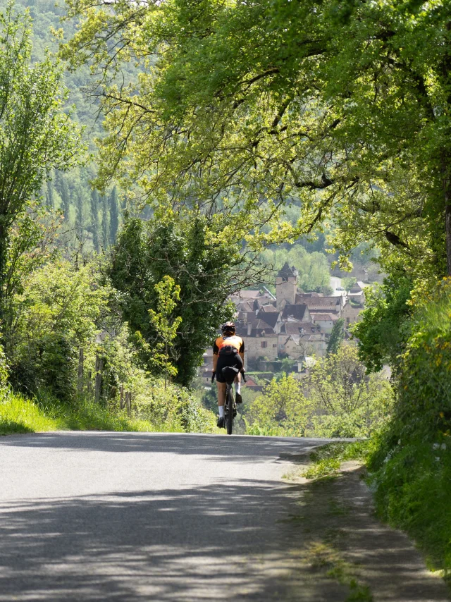 A vélo dans le Lot, arrivée à Autoire