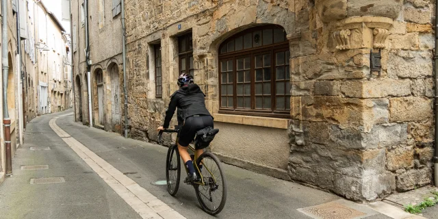 A vélo dans une ruelle de Saint-Céré