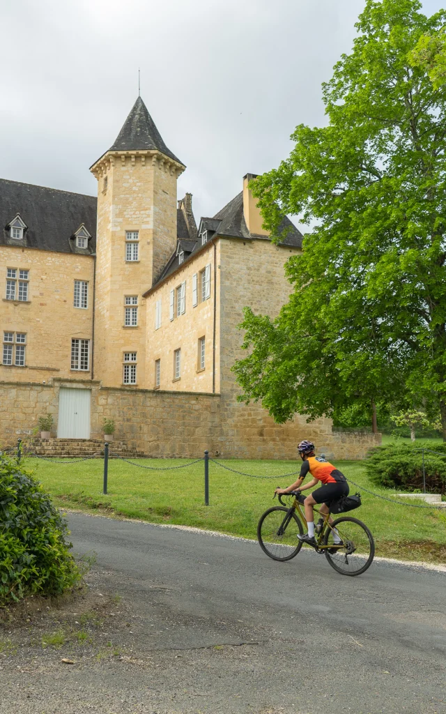 Cycliste à Nadaillac-de-Rouge