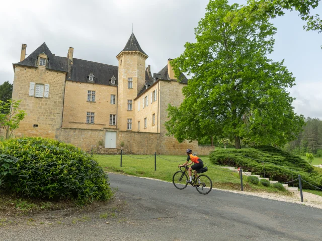 Cycliste à Nadaillac-de-Rouge