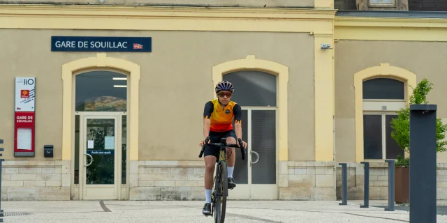 Cycliste à la gare de Souillac