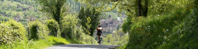 Cycliste arrivant à Autoire