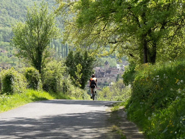 Cycliste arrivant à Autoire