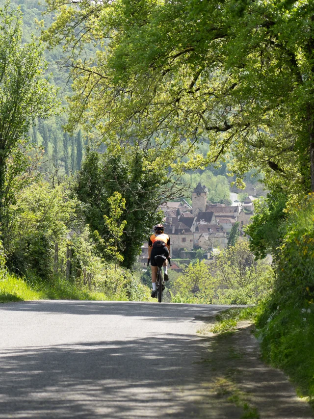 Cycliste arrivant à Autoire