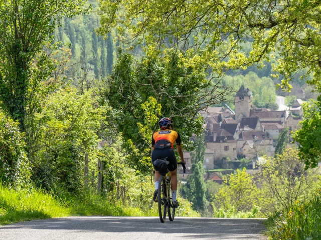 Cycliste arrivant à Autoire